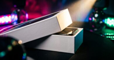 Prečo sa nová krabička od iPhonu otvára presne 7 sekúnd? Odhalené tajomstvo luxusného balenia, ktorým Apple manipuluje náš mozog
